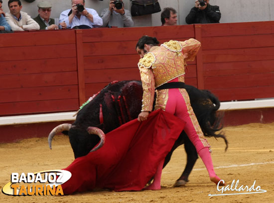 Remate de Morante al primero de su lote. (FOTO:Gallardo)