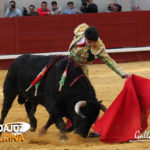 Talavante cimbrea la cintura para alargar el trazo. (FOTO:Gallardo)