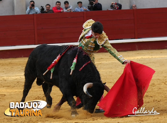 Talavante cimbrea la cintura para alargar el trazo. (FOTO:Gallardo)