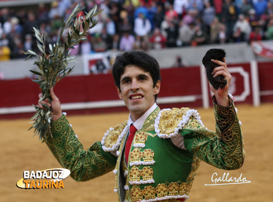 Alejandro Talavante con su ramo de Domingo.