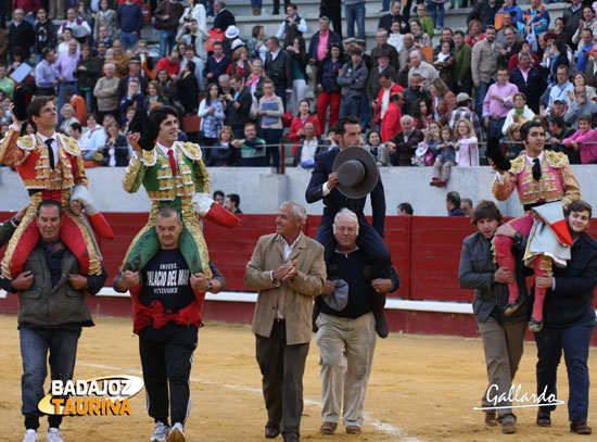 Todos a hombros en el acto final de la corrida de Don Benito. (FOTO: Gallardo)