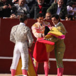 Luis Miguel Amado recibo los trastos de matador. (FOTO: Gallardo)