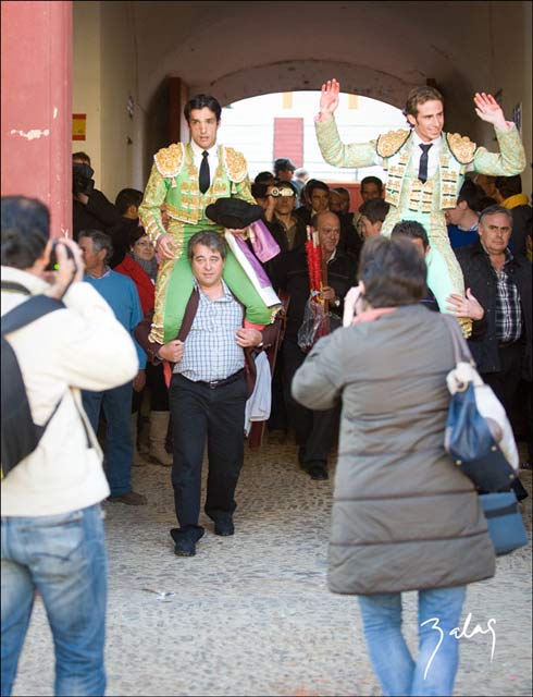 Los dos espadas a hombros. (FOTO: V. Balas)