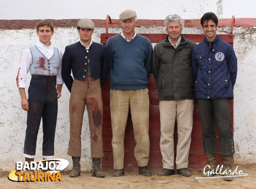 Los ganaderos y los tres actuantes a la finalización del tentadero. (FOTO:Gallardo)