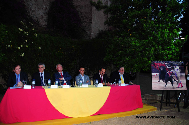 La mesa al completo con el marco incomparable de los jardines de La Galera.