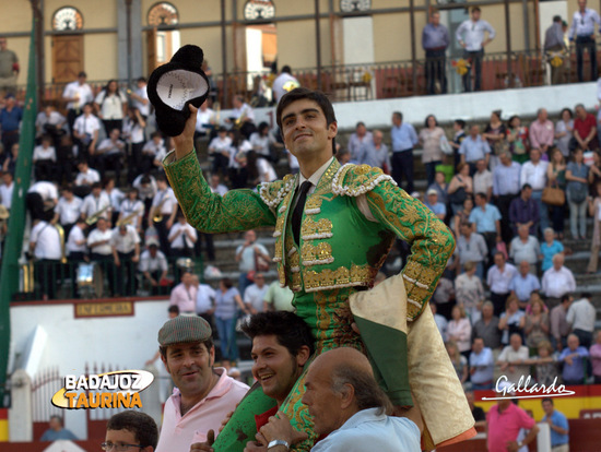 Miguel Ángel Perera a hombros.