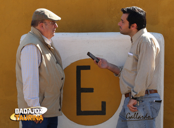 El ganadero comentando sus inquietudes. (FOTO: Gallardo)