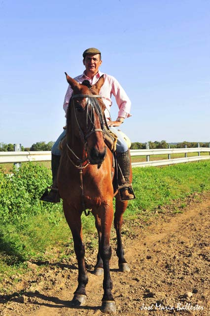 Rodrigo Cerquera, mayoral de la vacada, presto para la faena.