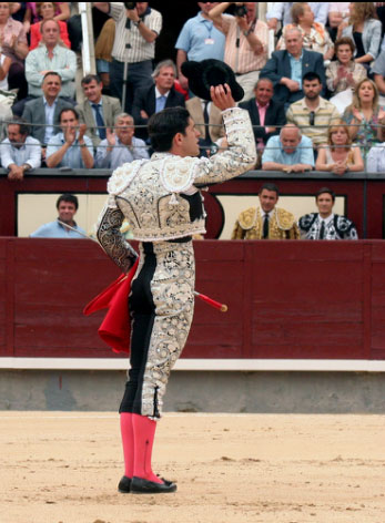 Alejandro Talavante brindando al cielo, a su abuelo. (FOTO:Ruaza-mundotoro.com)