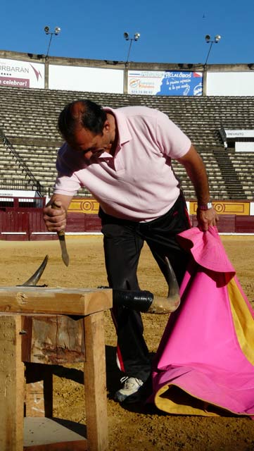 Pepe Elbal disponiéndose a ensayar un cachetazo.