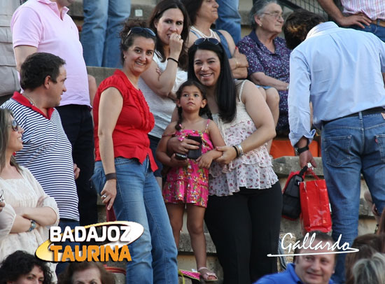 Marta y Veróncia disfrutando con el debut de Ana en su plaza.