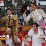 Garrido y Posada de Maravillas saliendo a hombros. (FOTO: Gallardo)