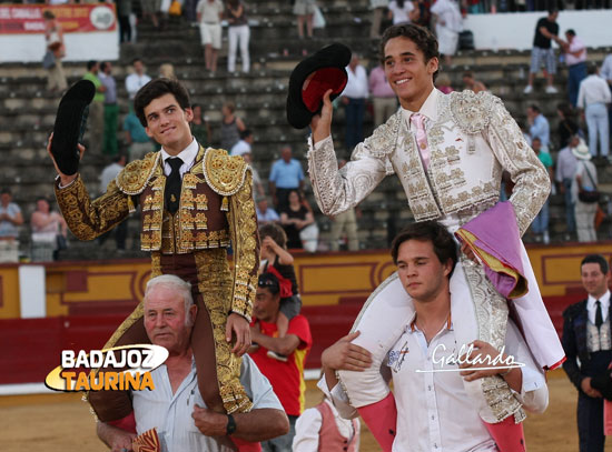 Garrido y Posada de Maravillas saliendo a hombros. (FOTO: Gallardo)