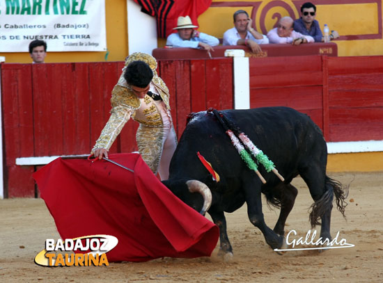 'El Chorlo', toreando por el complicado pitón derecho. (FOTO: Gallardo)