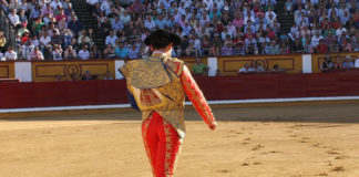Paseíllo en solitario de Antonio Ferrera en Badajoz. (FOTO: Gallardo)