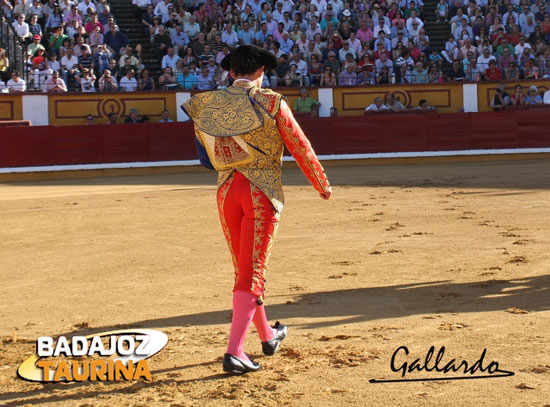 Paseíllo en solitario de Antonio Ferrera en Badajoz. (FOTO: Gallardo)