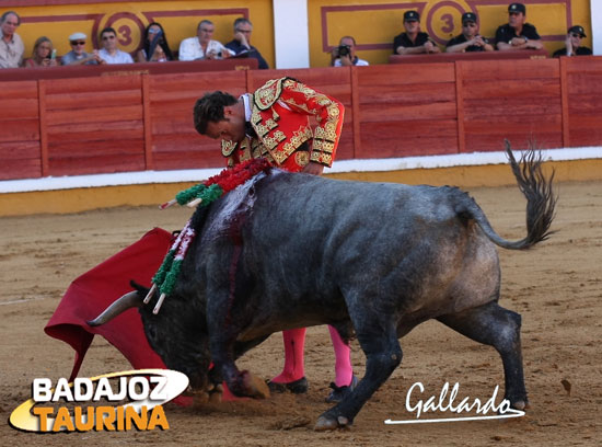 Muletazo templado a Milonguero. (FOTO: Gallardo)