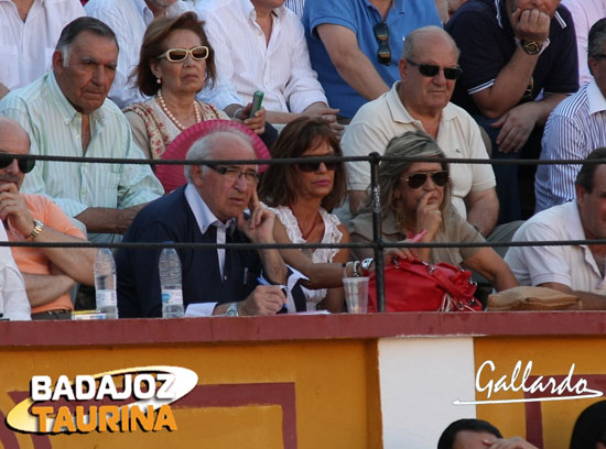 Juan Ángel Franco junto a Justa y Joana, en la barrera tomando notas.