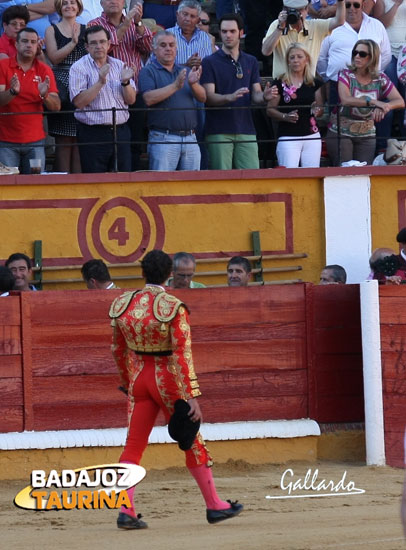Pepe 'Marchivirito' aplaudiendo a su torero y su amigo.