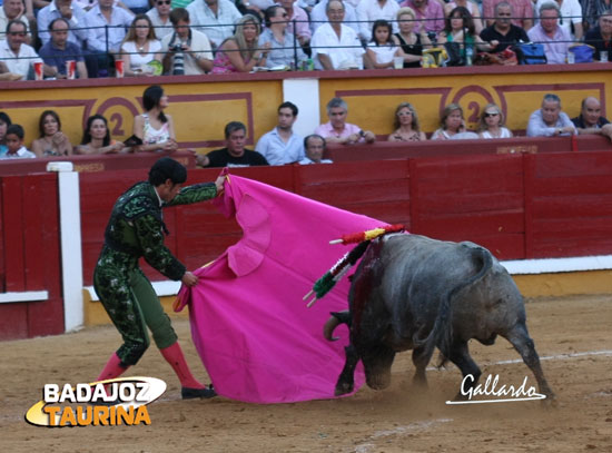 'El Fini' estrenando traje y moviendo bien los brazos.