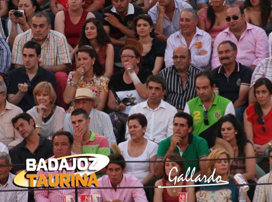 Victorino padre e hijo en el tendido viendo a  sus toros.