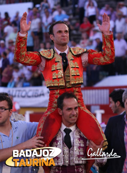 Javier Valdeoro paseando a su jefe de filas.