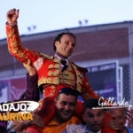 Antonio Ferrera yendo a hombros por las calles de Badajoz. (FOTO: Gallardo)
