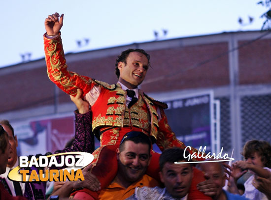 Antonio Ferrera yendo a hombros por las calles de Badajoz. (FOTO: Gallardo)