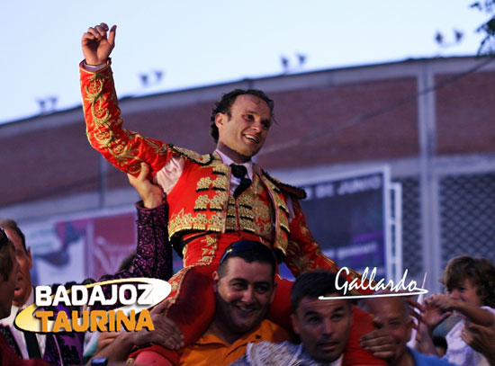 Antonio Ferrera yendo a hombros por las calles de Badajoz. (FOTO: Gallardo)