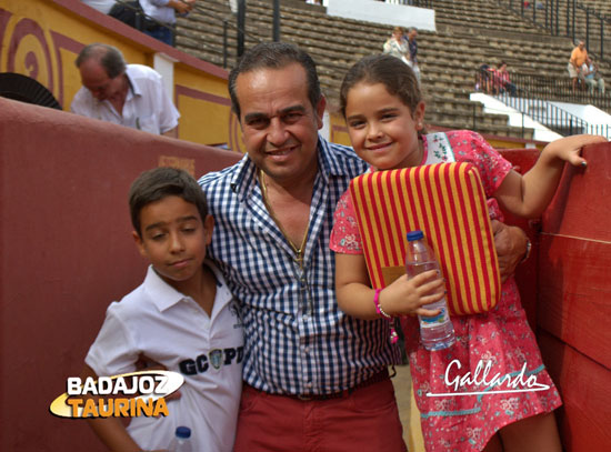 El empresario Joaquín Domínguez con sus hijos.