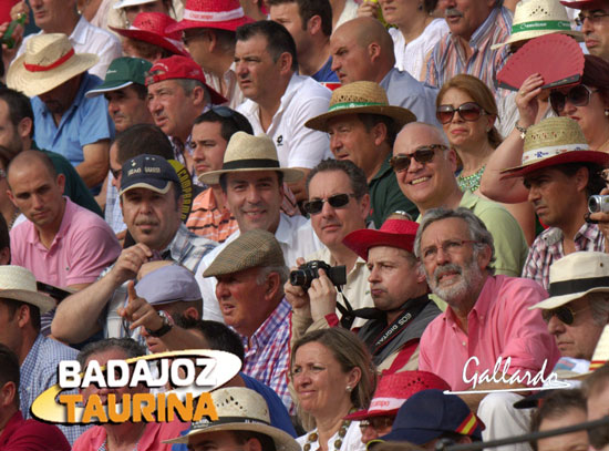 Aficionados segedanos presentes en la plaza.