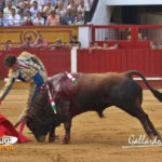 Muletazo exigente de Tomás a su primero. (FOTO:Gallardo)