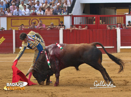 Muletazo exigente de Tomás a su primero. (FOTO:Gallardo)