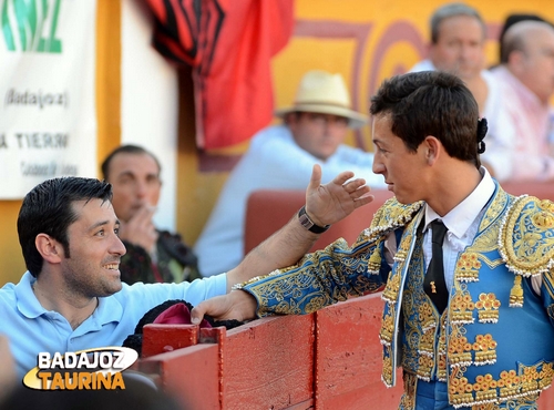 Miguel Ángel Silva brindando a Antonio Girol... (FOTO: Cortesía de Casimiro)