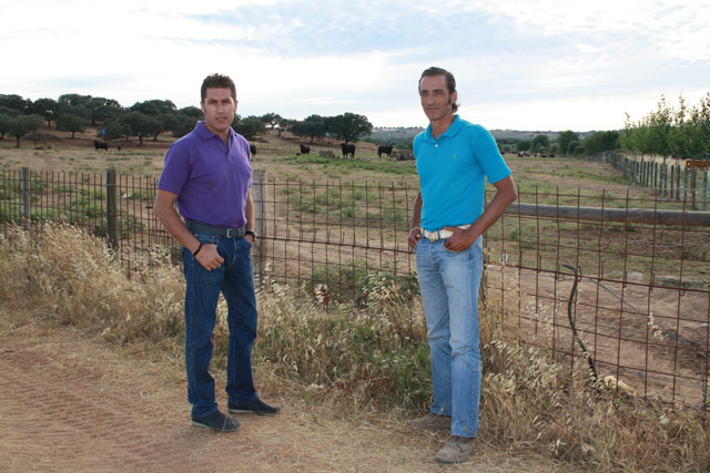 Los dos picadores comparten inquietudes en la dehesa portuguesa.