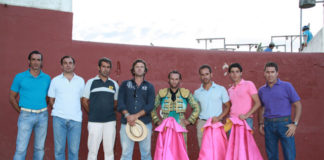 'Los hombres de Ferrera' junto a su jefe de filas tras el tentadero. (FOTO:AJG)