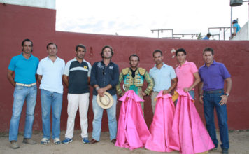 'Los hombres de Ferrera' junto a su jefe de filas tras el tentadero. (FOTO:AJG)