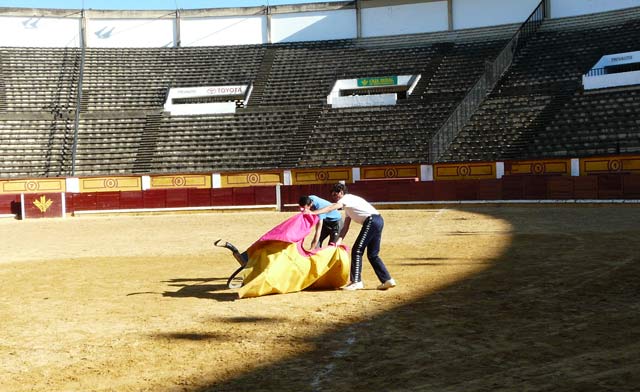 Fernando González gusta de manejar con soltura el capote en la brega