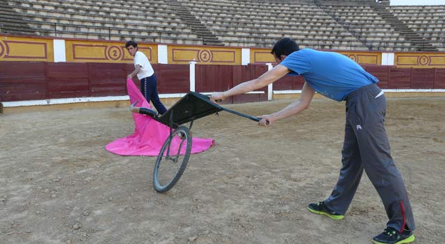 El toreo a una mano también se practica en el entrenamiento diario,