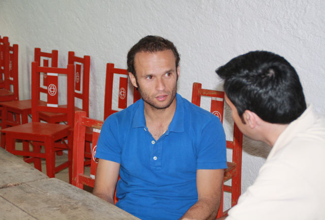 Antonio, una vez despachado los ocho astados de por la tarde, explicando sus sensaciones. (FOTO: AJG)