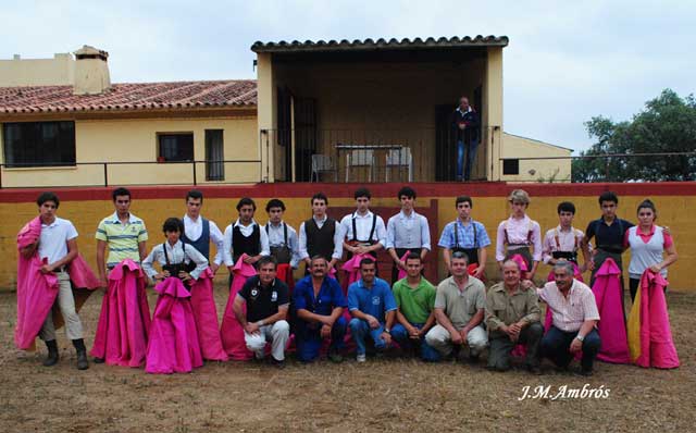 Los alumnos y profesores en la ganadería de Justo Castilla.