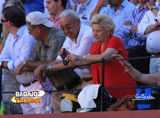 Enrique Muñoz y señora en su sitio de costumbre.