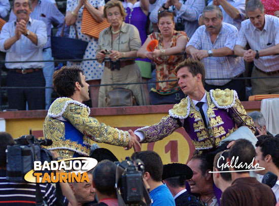 José Tomás y 'El Juli' saludándose antes de marcharse en hombros. (FOTO: Gallardo)