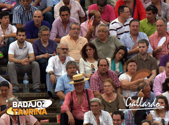 Los padres de Talavante siguiendo a su hijo desde el tendido.