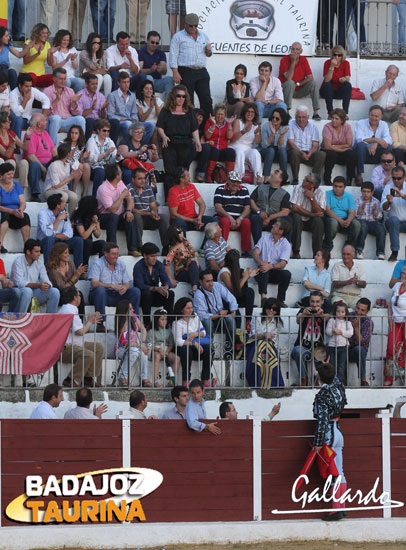 Juan García Ternera brindando a sus padres.