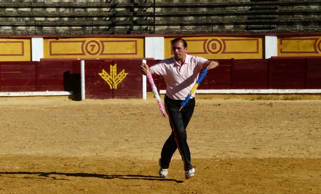 Pepe Elbal, el más veterano de los reunidos, cuarteando...