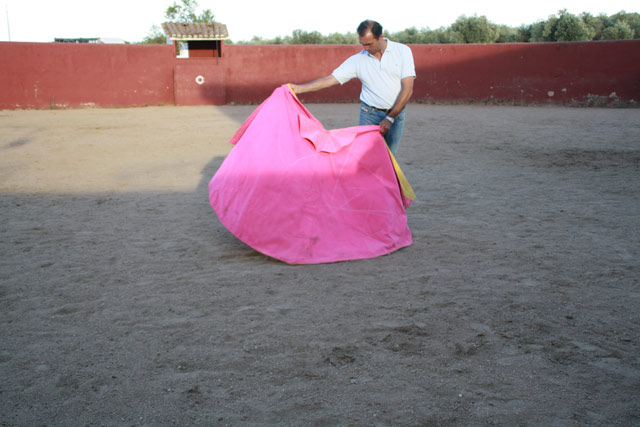 Pepe Elbal calienta los músculos antes del comienzo de la faena campera.