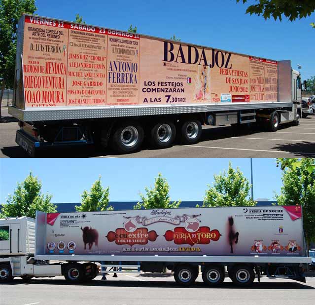 Imagen del camión que anuncio las ferias taurina y del toro por la ciudad de Badajoz. (FOTO: CEDIDA)