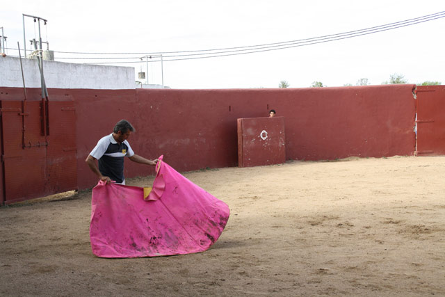 José Luis Sierra le toma el aire a su capote antes de empezar.