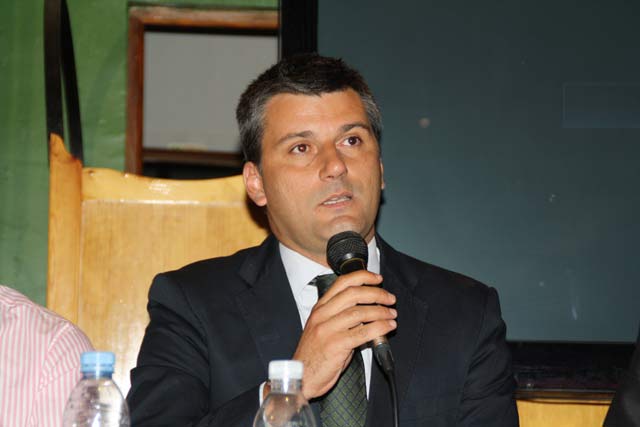 Jorge Buendía dirigiéndose al auditorio.